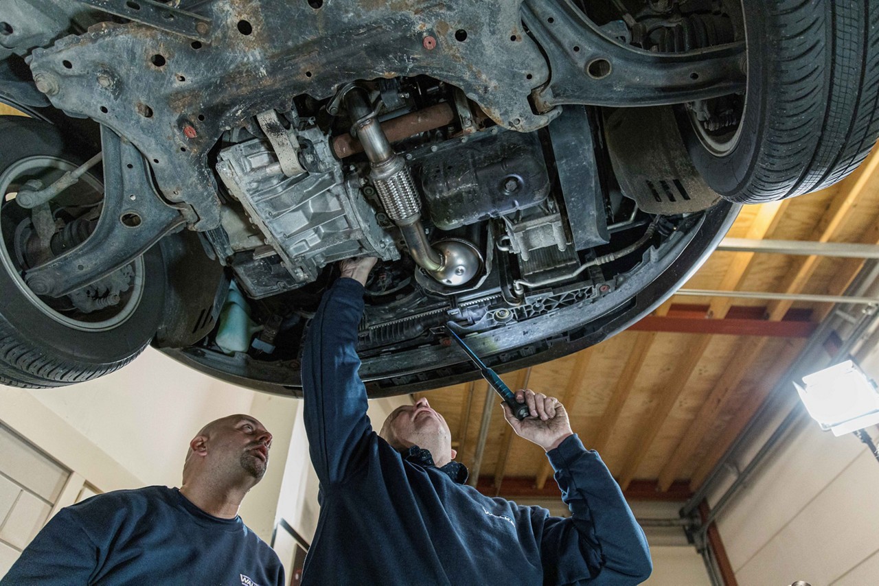 Walker_04_LR Mechaniker überprüfen das Abgasreinigungssystem