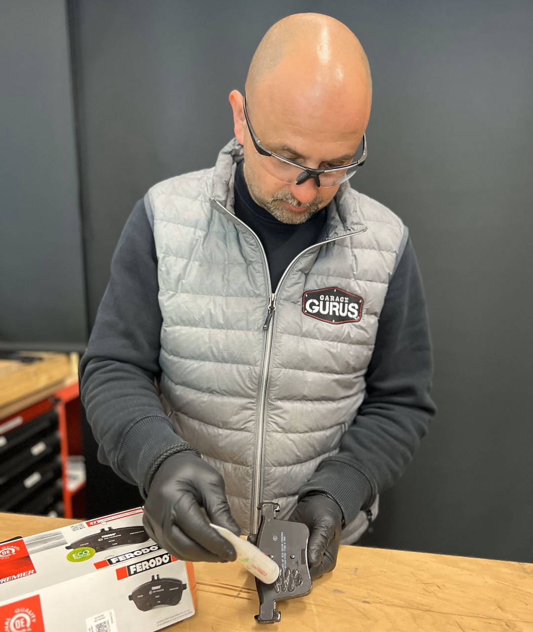 Brake_grease Bremsfett auf die Bremsbeläge auftragen