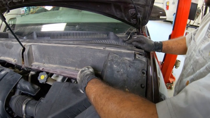 Reinstalling vehicle air inlet grille Reinstalling vehicle air inlet grille