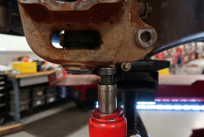 jack-under-steering-knuckle-step-2