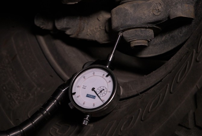 how-to-test-ball-joints-for-movement-dodge-ram-jeep-lower-step-2